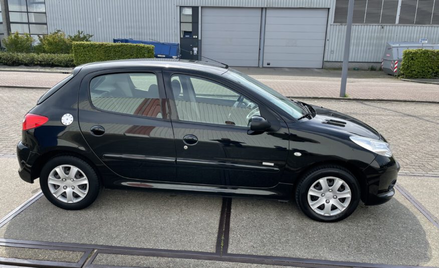 PEUGEOT 206 + 1.4 BENZINE  BJ 2011  231266 KM. NIEUWE  DISTRIBUTIE