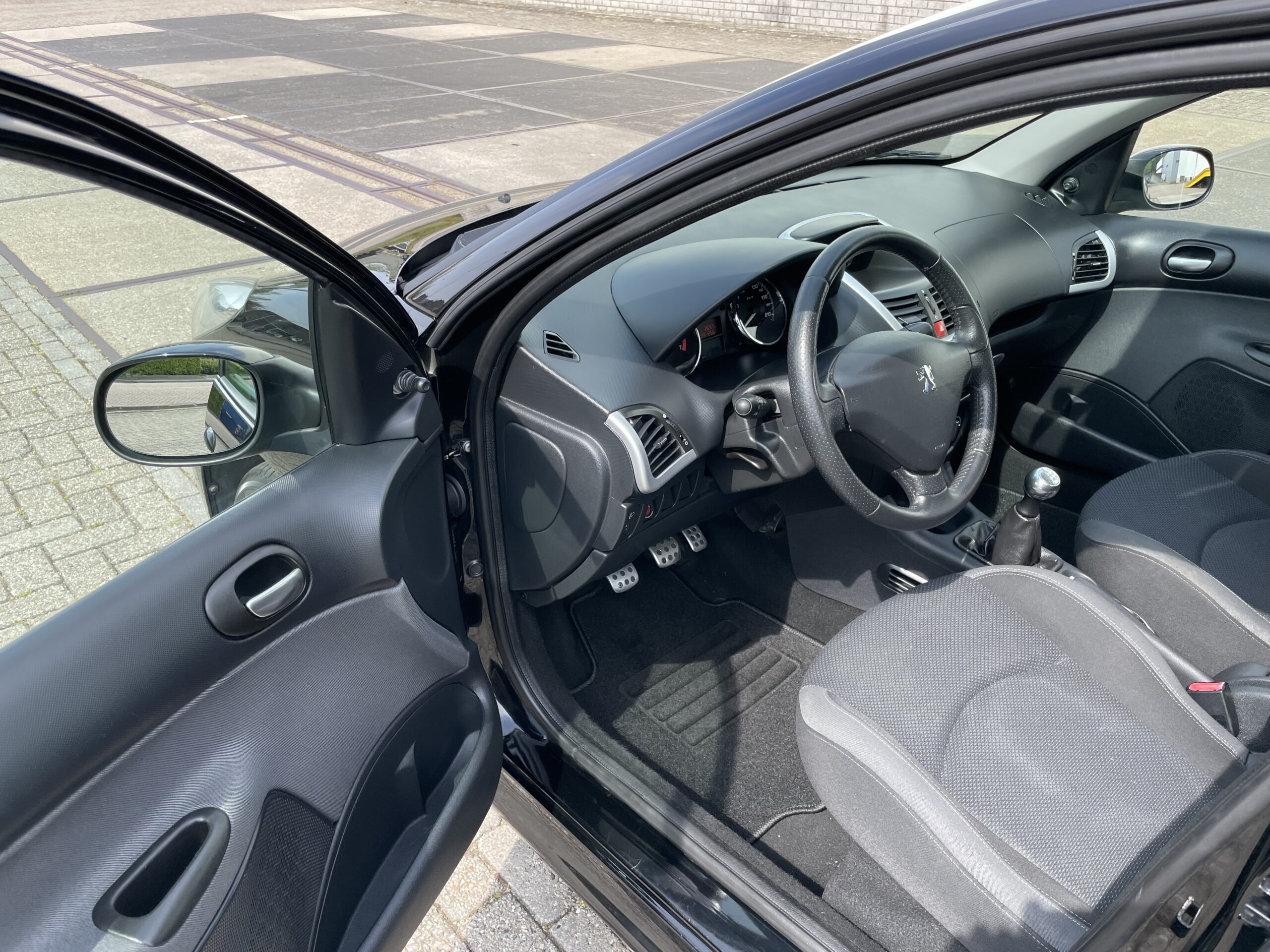 PEUGEOT 206 + 1.4 BENZINE  BJ 2011  231266 KM. NIEUWE  DISTRIBUTIE