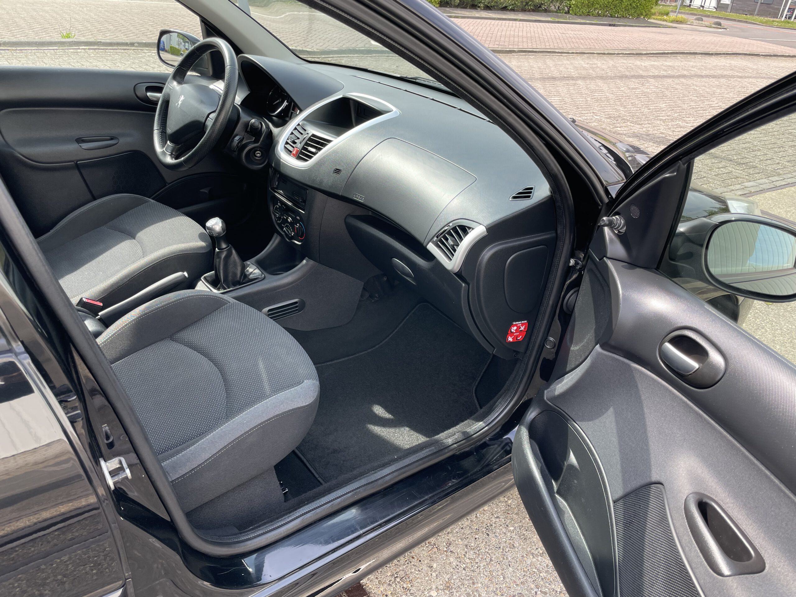 PEUGEOT 206 + 1.4 BENZINE  BJ 2011  231266 KM. NIEUWE  DISTRIBUTIE