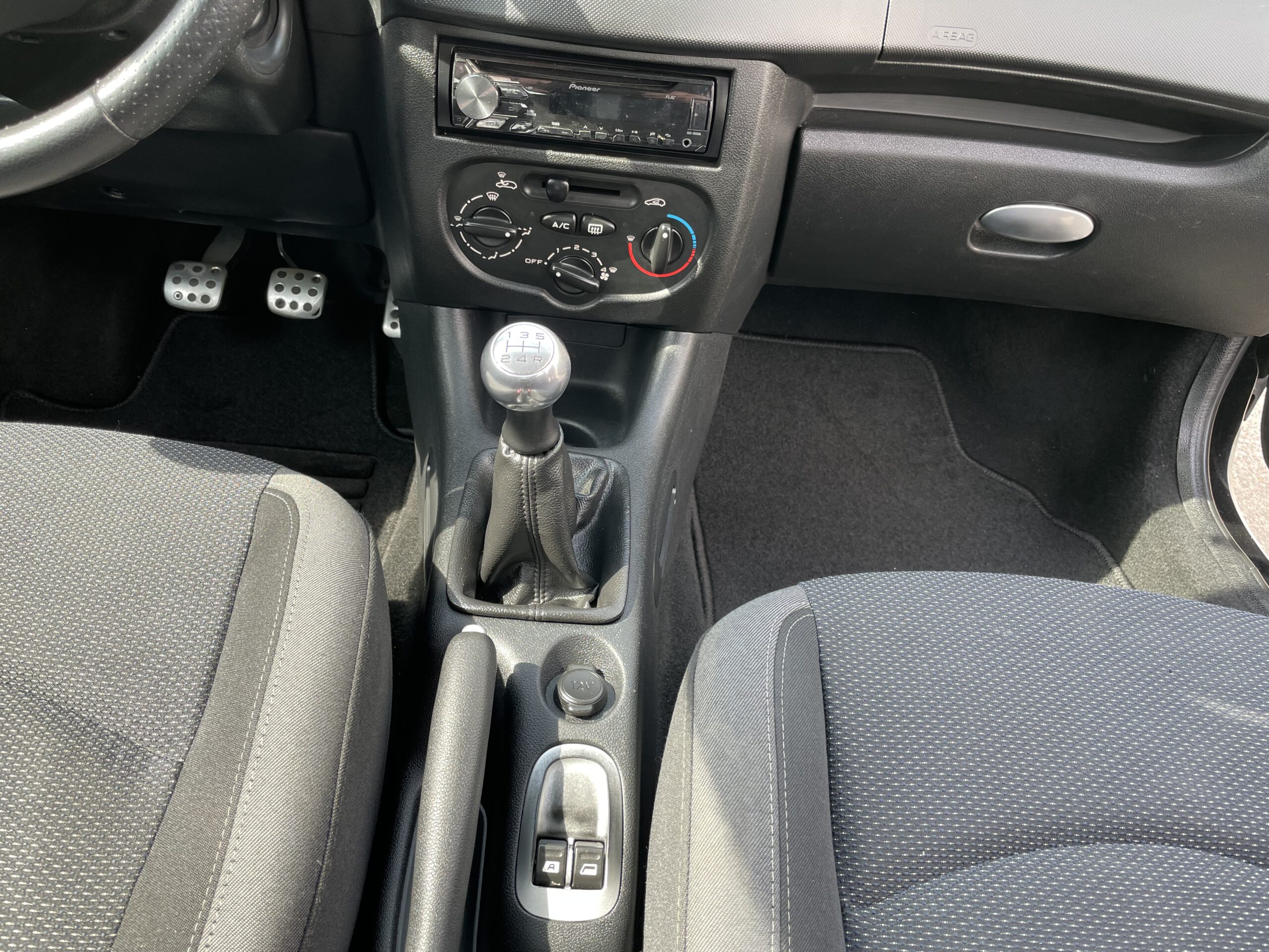 PEUGEOT 206 + 1.4 BENZINE  BJ 2011  231266 KM. NIEUWE  DISTRIBUTIE