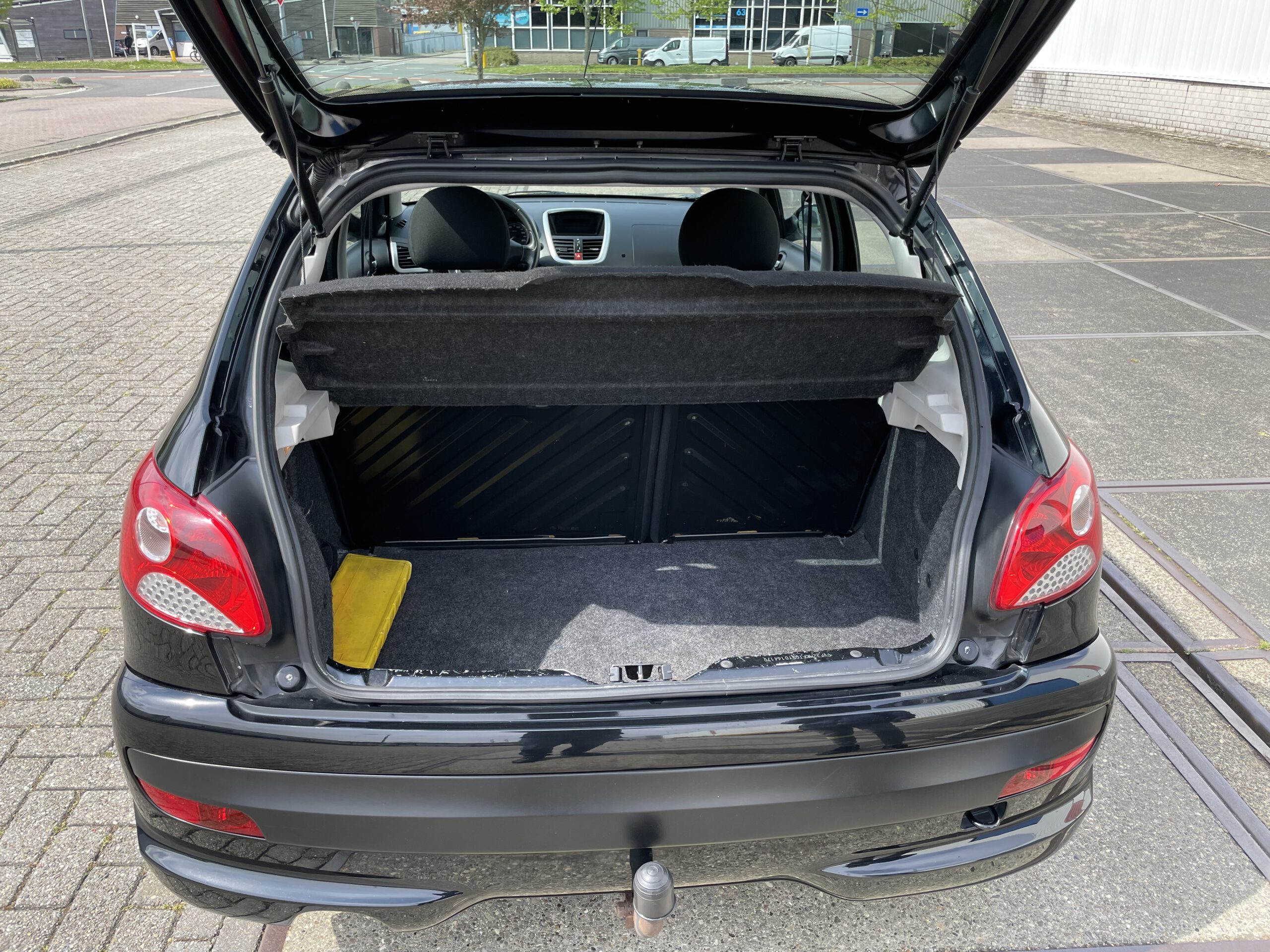 PEUGEOT 206 + 1.4 BENZINE  BJ 2011  231266 KM. NIEUWE  DISTRIBUTIE