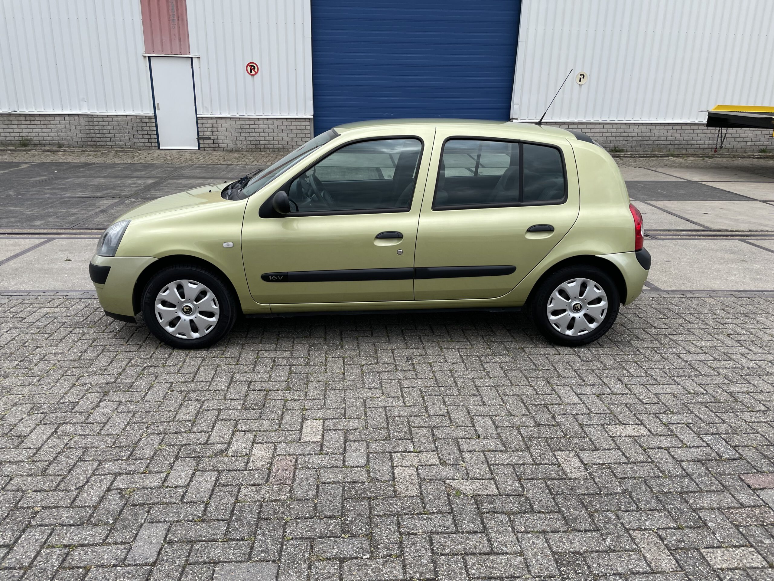 2004 BJ. Renault Clio 1.2-16V BENZINE  5-DEURS 211445 KM. APK TOT 05-12-2022