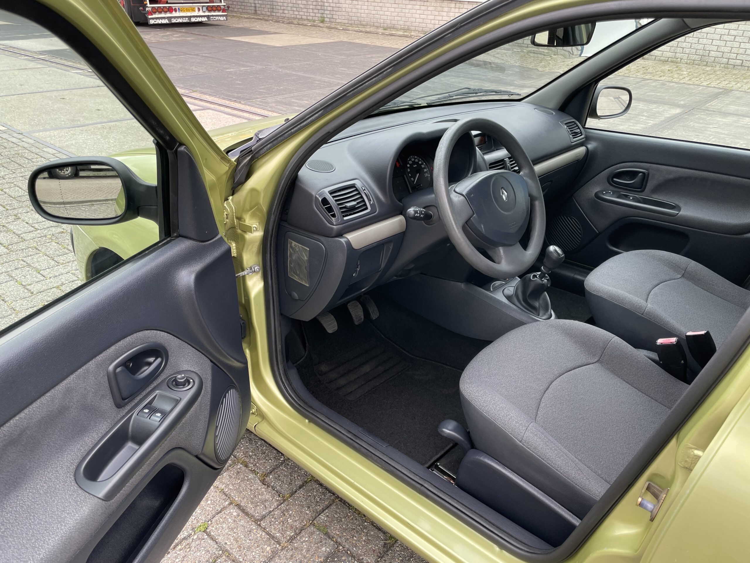 2004 BJ. Renault Clio 1.2-16V BENZINE  5-DEURS 211445 KM. APK TOT 05-12-2022
