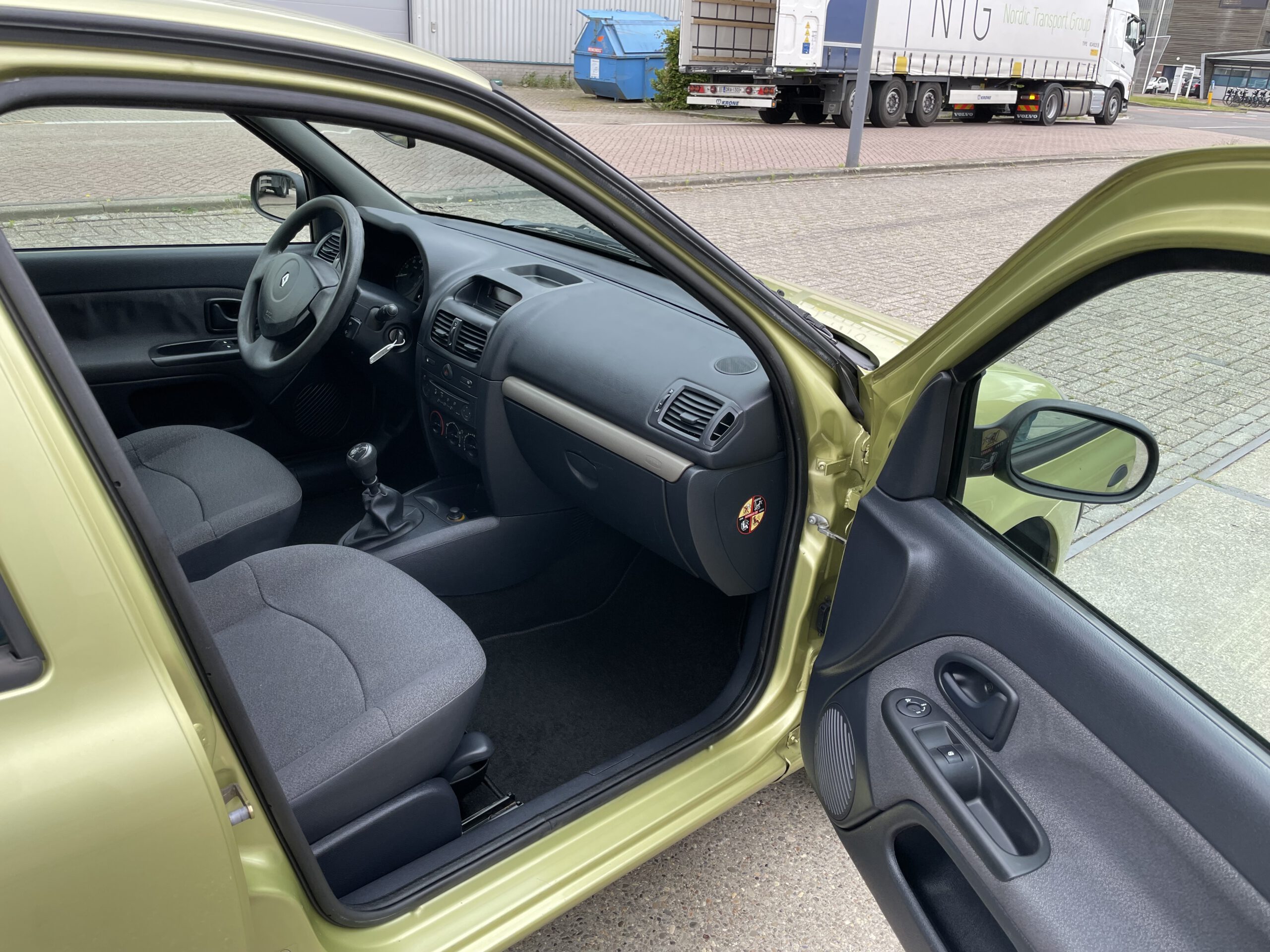2004 BJ. Renault Clio 1.2-16V BENZINE  5-DEURS 211445 KM. APK TOT 05-12-2022