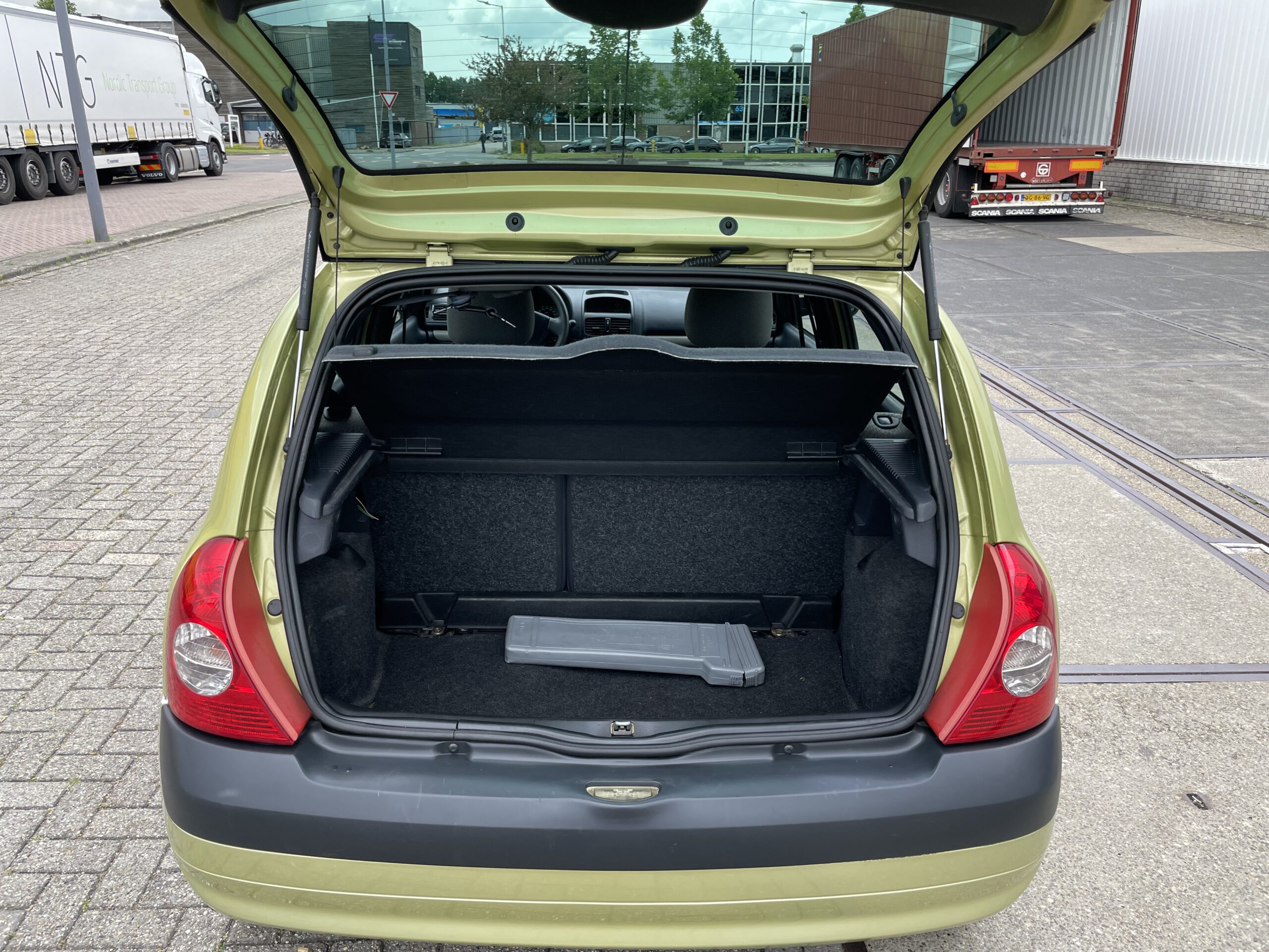 2004 BJ. Renault Clio 1.2-16V BENZINE  5-DEURS 211445 KM. APK TOT 05-12-2022