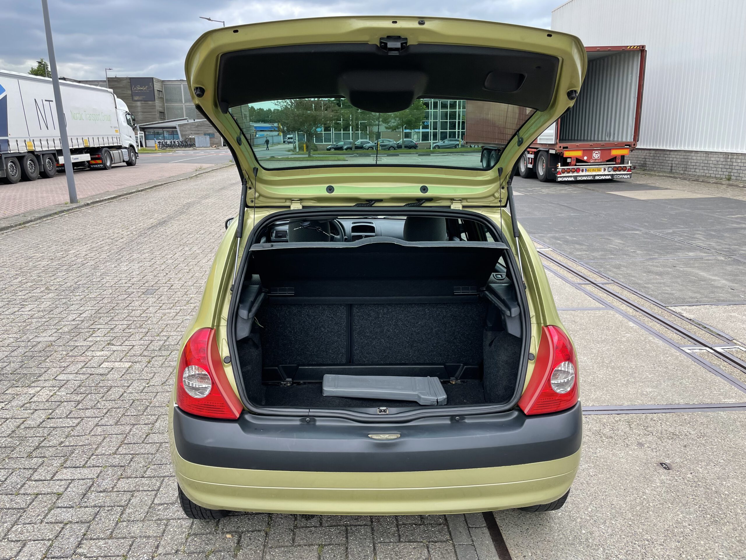 2004 BJ. Renault Clio 1.2-16V BENZINE  5-DEURS 211445 KM. APK TOT 05-12-2022