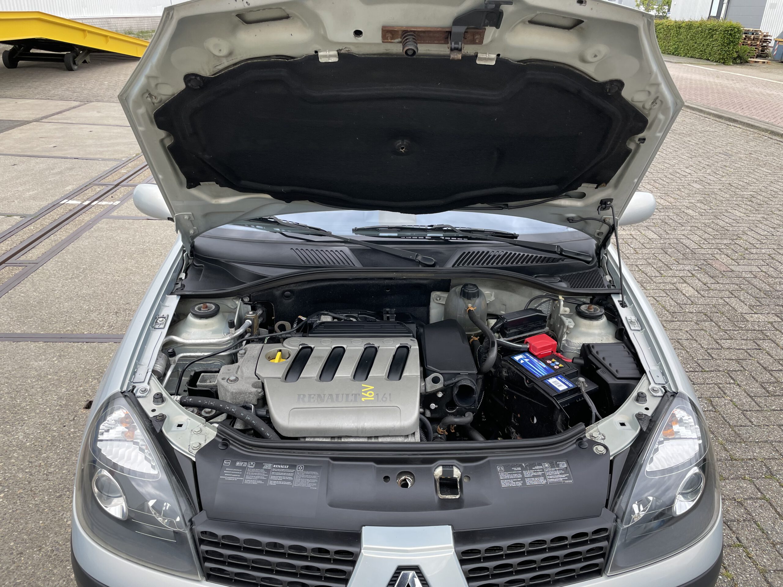 2003 BJ.Renault Clio 1.6 16V Initiale  Xenon, Navigatie 213299 KM. APK TOT 26-11-2022