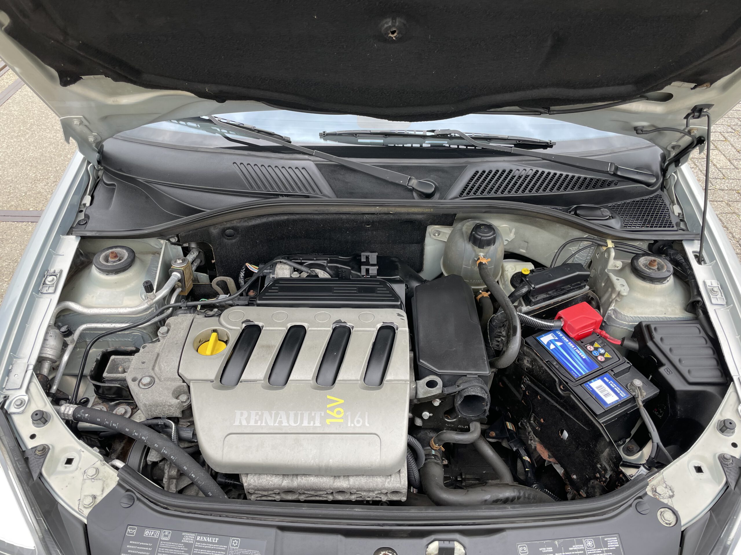 2003 BJ.Renault Clio 1.6 16V Initiale  Xenon, Navigatie 213299 KM. APK TOT 26-11-2022