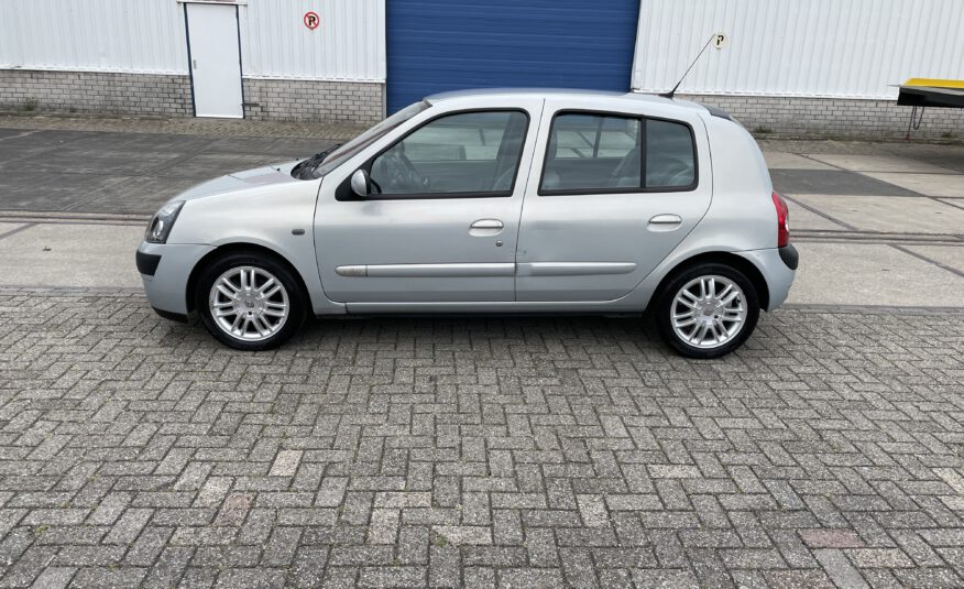 2003 BJ.Renault Clio 1.6 16V Initiale  Xenon, Navigatie 213299 KM. APK TOT 26-11-2022