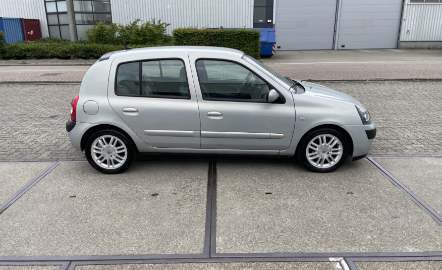 2003 BJ.Renault Clio 1.6 16V Initiale  Xenon, Navigatie 213299 KM. APK TOT 26-11-2022