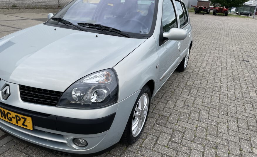 2003 BJ.Renault Clio 1.6 16V Initiale  Xenon, Navigatie 213299 KM. APK TOT 26-11-2022