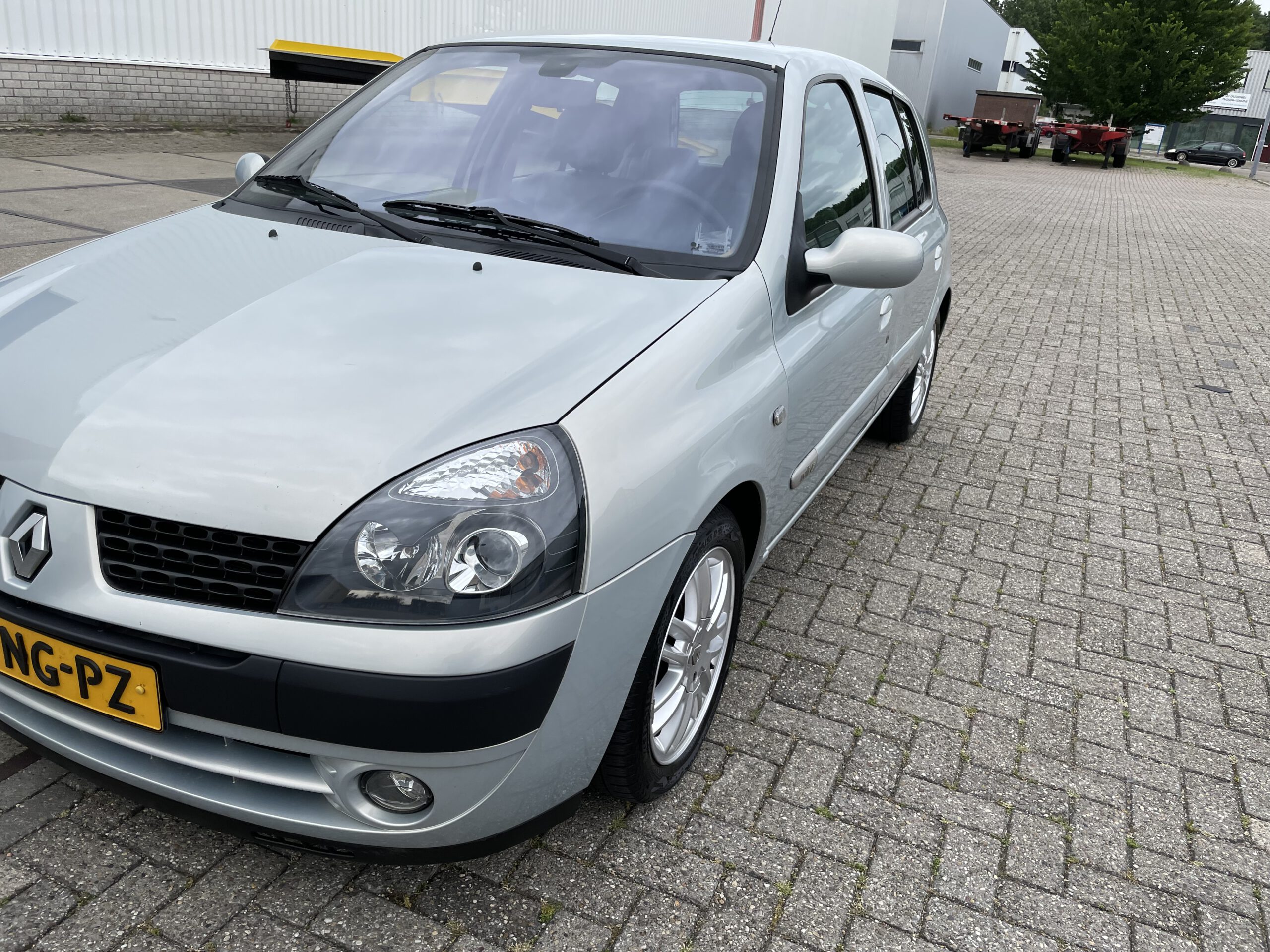 2003 BJ.Renault Clio 1.6 16V Initiale  Xenon, Navigatie 213299 KM. APK TOT 26-11-2022