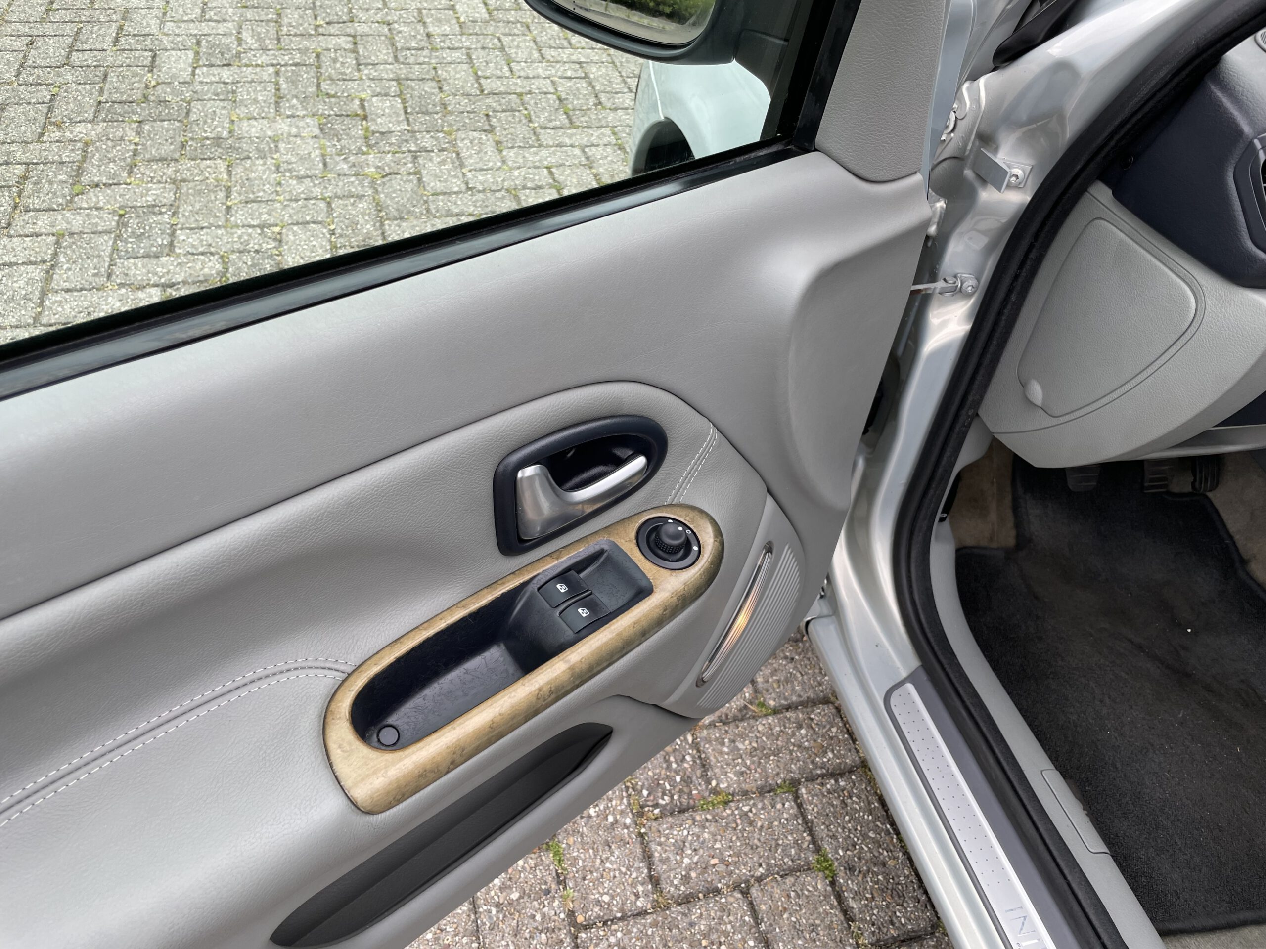 2003 BJ.Renault Clio 1.6 16V Initiale  Xenon, Navigatie 213299 KM. APK TOT 26-11-2022