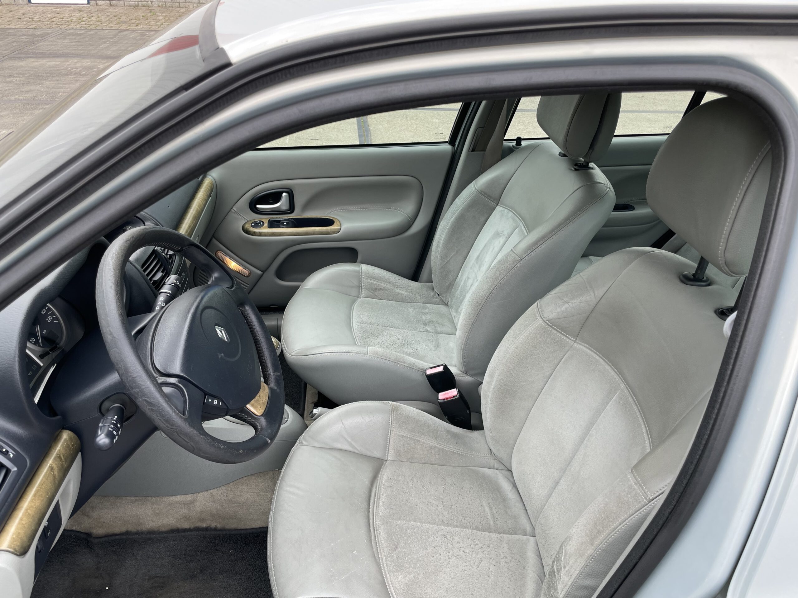 2003 BJ.Renault Clio 1.6 16V Initiale  Xenon, Navigatie 213299 KM. APK TOT 26-11-2022