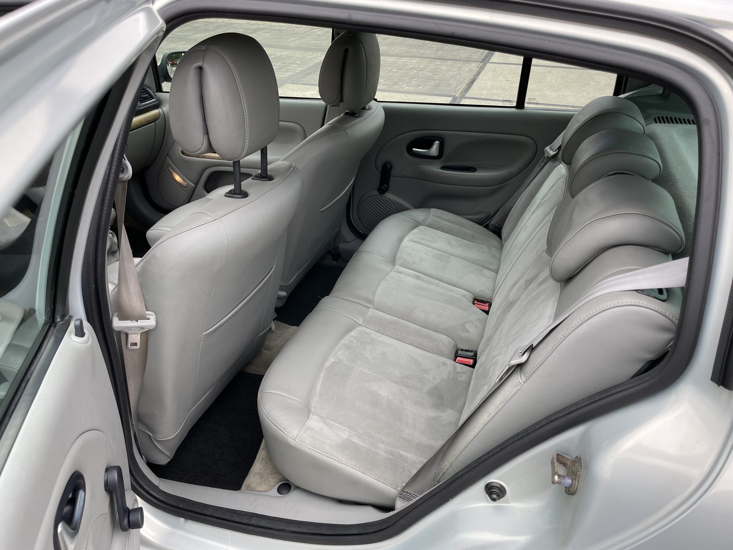 2003 BJ.Renault Clio 1.6 16V Initiale  Xenon, Navigatie 213299 KM. APK TOT 26-11-2022