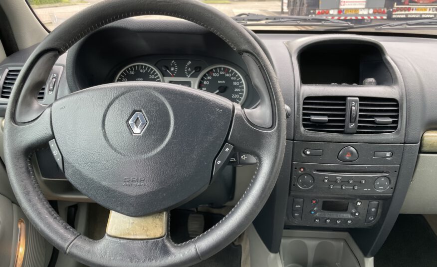 2003 BJ.Renault Clio 1.6 16V Initiale  Xenon, Navigatie 213299 KM. APK TOT 26-11-2022