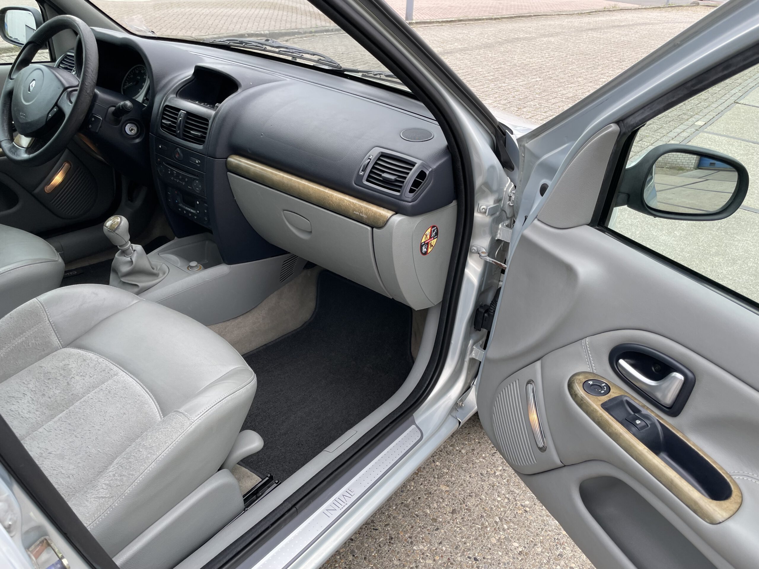 2003 BJ.Renault Clio 1.6 16V Initiale  Xenon, Navigatie 213299 KM. APK TOT 26-11-2022