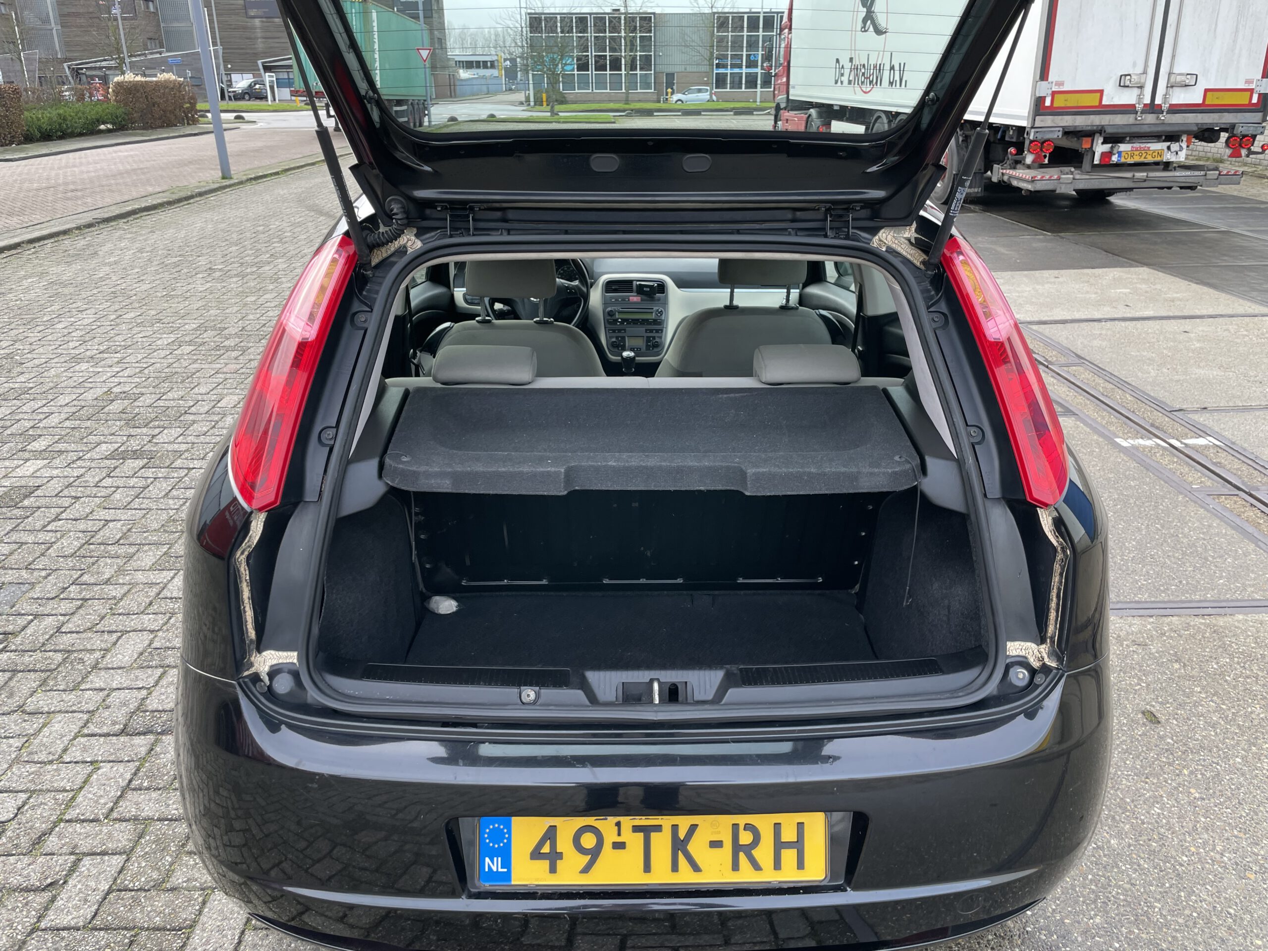 2006 BJ fiat punto 1.4 benzine km.242137 nap. apk tot 27-12-2023