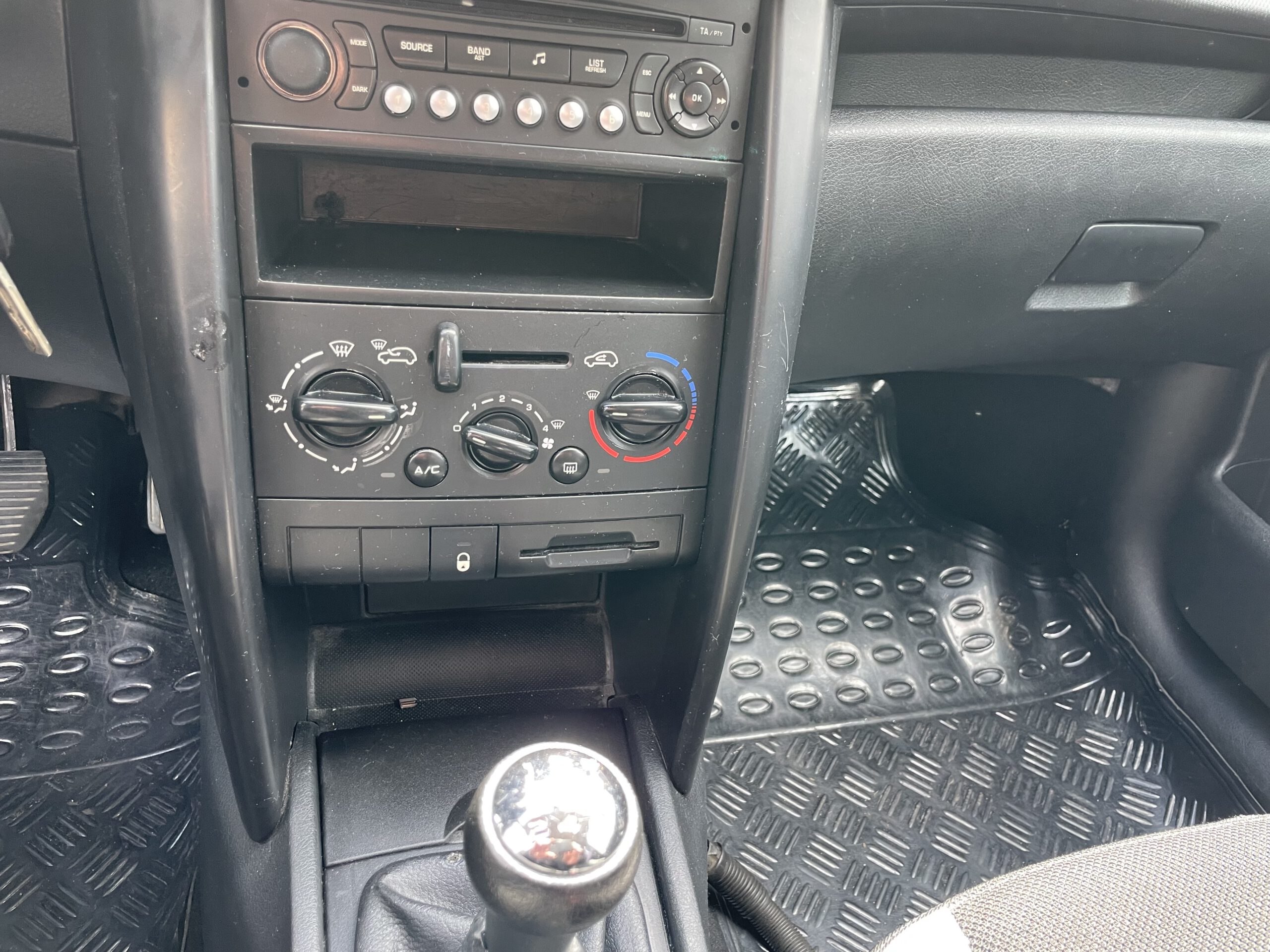 2009 BJ peugeot 207 1.4 16v benzine 5 dr bj.2009 5 deurs km. 275446 apk tot 20-9-2023