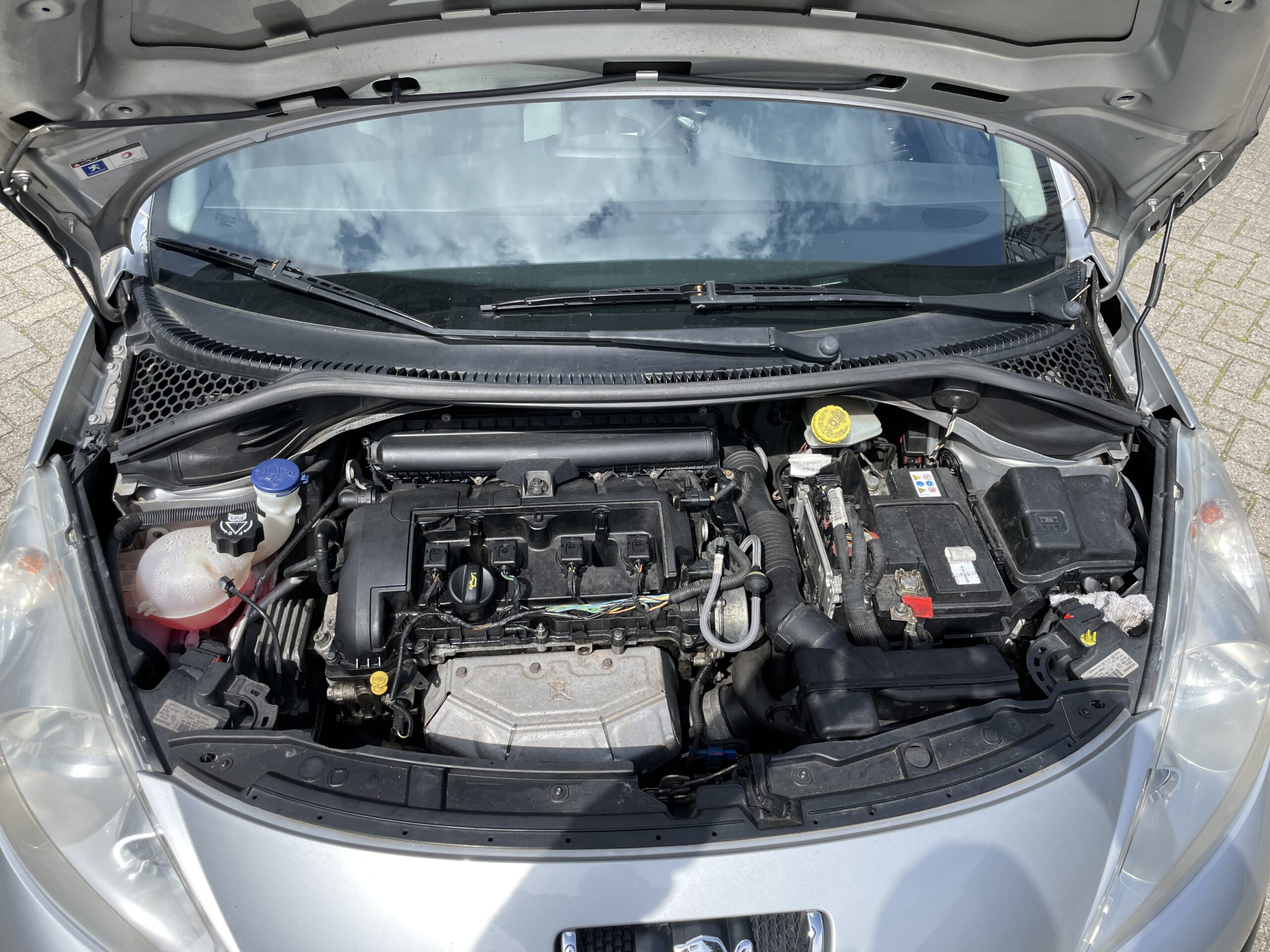 2009 BJ peugeot 207 1.4 16v benzine 5 dr bj.2009 5 deurs km. 275446 apk tot 20-9-2023