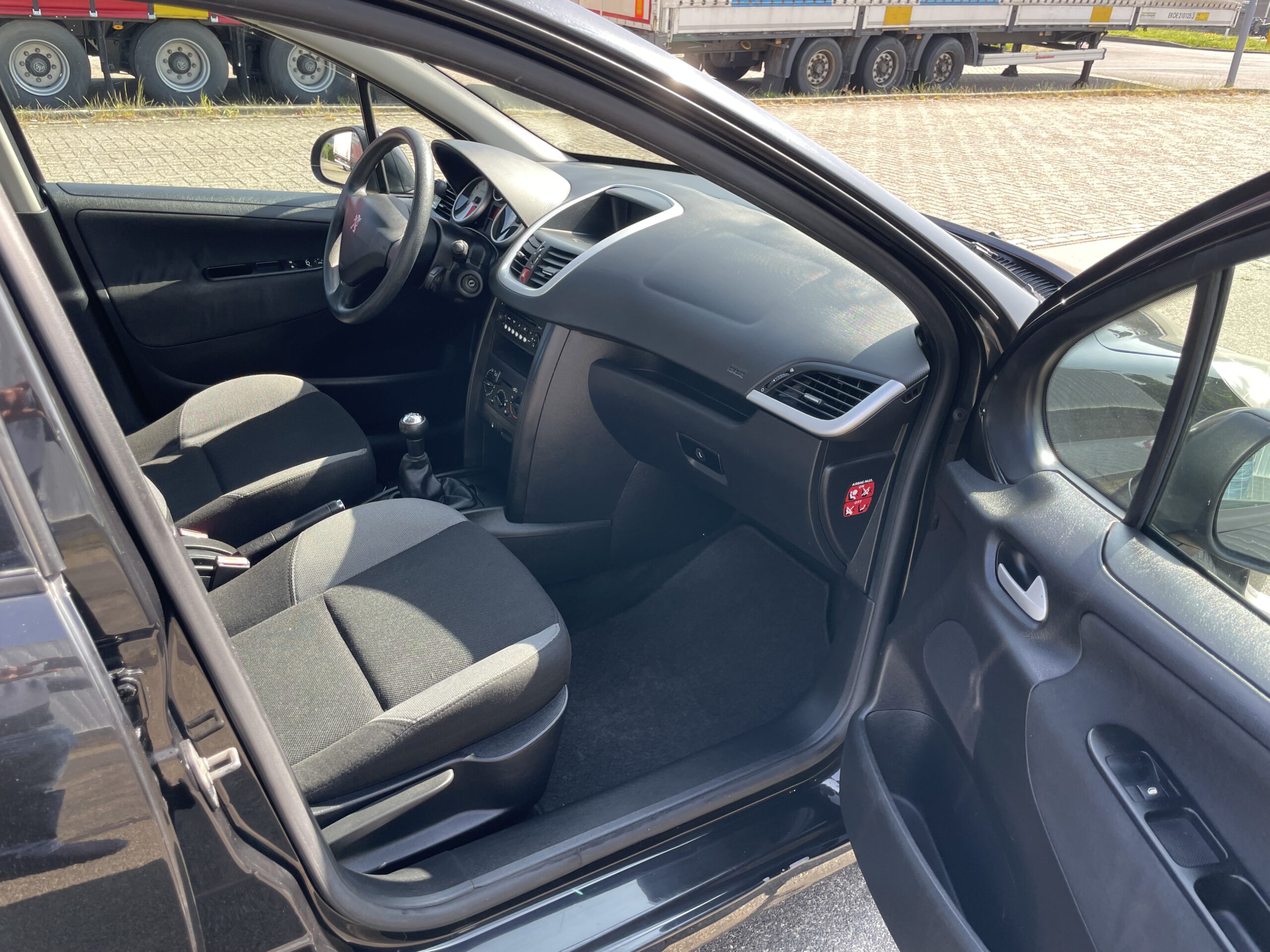 2007 BJ peugoet 207 1.4 16v benzine bj. 2007 km. 231191 apk tot 22-12-2023 nieuwe distributie